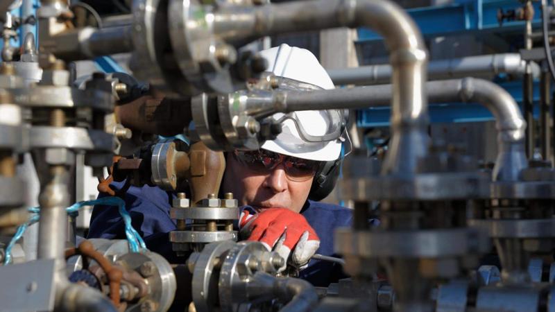 2017-01-technician-refinery-day.jpg