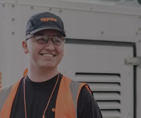 Bloques de Plantas de Energía Modulares de Wärtsilä siendo instalados por un equipo de Aggreko. 