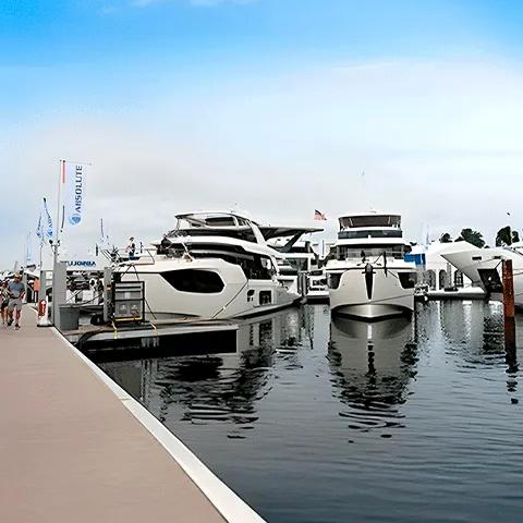Plusieurs bateaux blancs près du quai en bois.