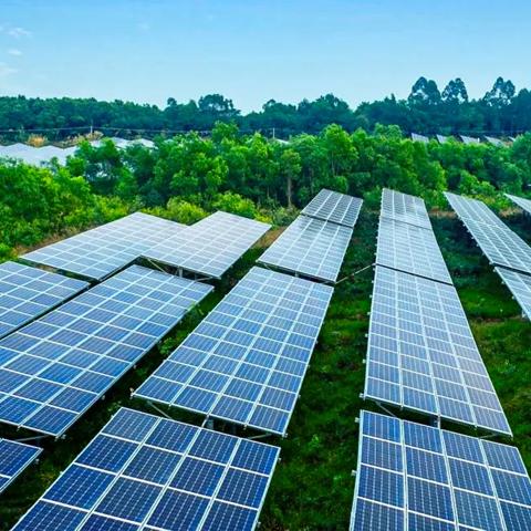 Sistemas de energia híbrida que combinam fontes renováveis, geração térmica e armazenamento em baterias