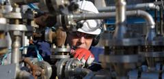 2008Jan-stock-technician-refinery-day-petrochemical_refining