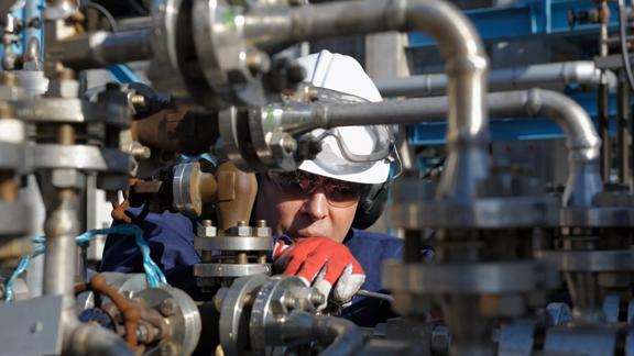2008Jan-stock-technician-refinery-day-petrochemical_refining