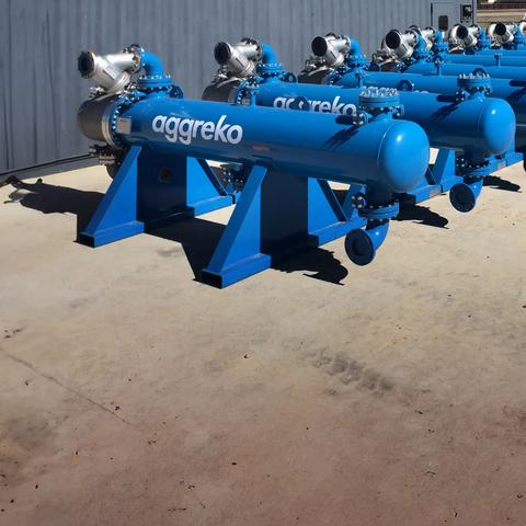Échangeur de chaleur bleu Aggreko à l’extérieur.