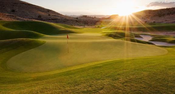 Green de terrain de golf au coucher du soleil.
