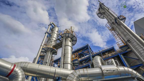 2017Jan-stock-refinery-plant-oil-fuel-day-petrochemical_refining-hero