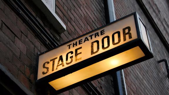 2007Mar-uk-theatre-stage-door-light-sign-row-contracting