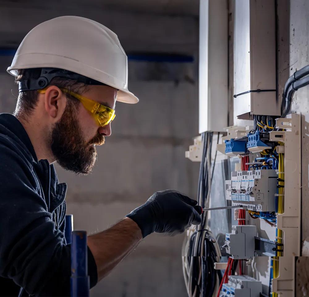 Électricien travaillant sur un panneau électrique.