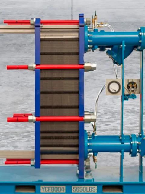 Un échangeur de chaleur industriel avec plaques noires apparentes, barres de serrage rouges, monté sur un châssis bleu avec tuyauterie bleue raccordée et brides jaunes.