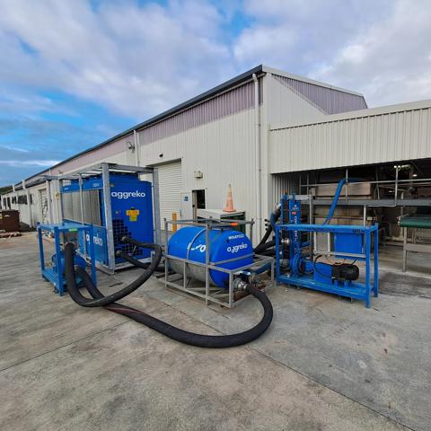 FC200 Chiller / water heater and Heat exchanger provide heat to keep the water at 35C for washing apples