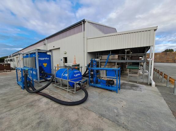 FC200 Chiller / water heater and Heat exchanger provide heat to keep the water at 35C for washing apples