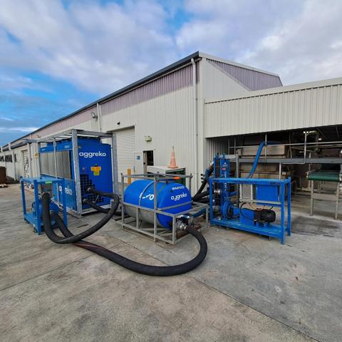FC200 Chiller / water heater and Heat exchanger provide heat to keep the water at 35C for washing apples
