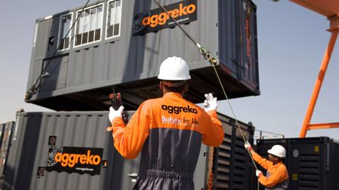 2009Oct-us-technicians-moving-gas-generators-crane-technician-containerised-oil_gas