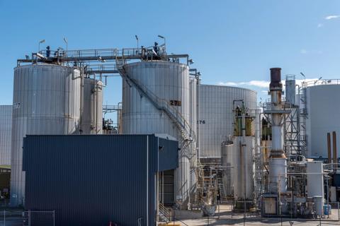 AdobeStock_353963293 oil and gas plant in australia