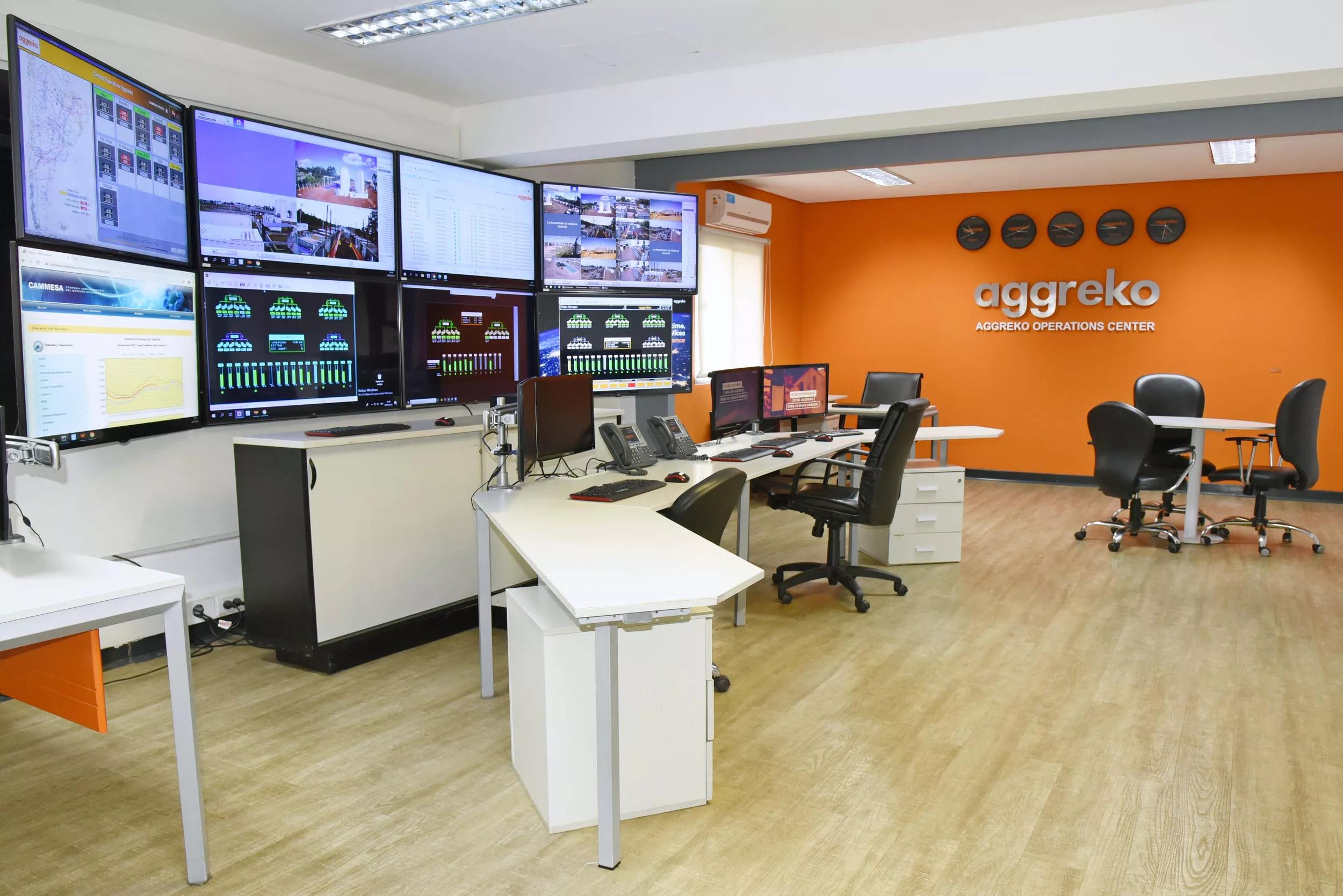 Equipo de Aggreko monitoreando generadores eléctricos en tiempo real. 