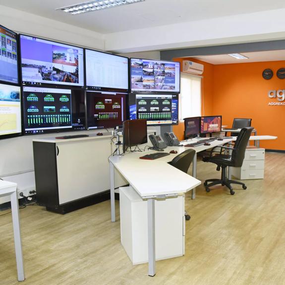 Equipo de Aggreko monitoreando generadores eléctricos en tiempo real.