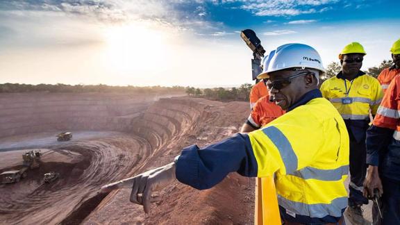 2020_01_Man pointing at pit at Tabakoroni_panning_media_2
