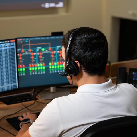 Equipe especializada da Aggreko monitorando pessoalmente os equipamentos dos nossos clientes
