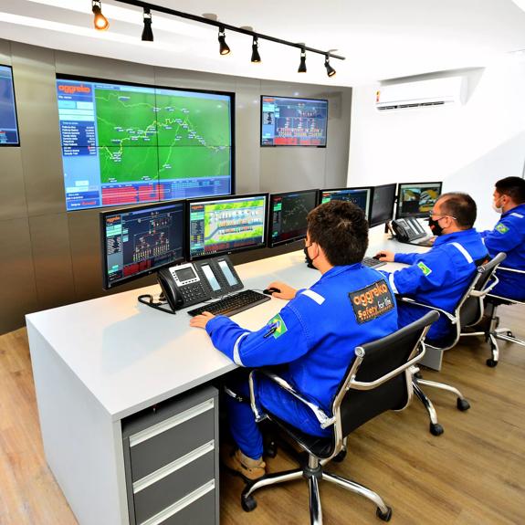 Equipe especializada da Aggreko monitorando pessoalmente os equipamentos dos nossos clientes