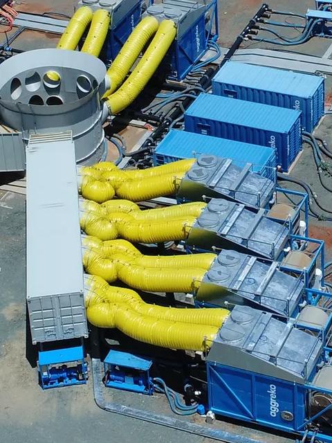 Vue aérienne d’équipements de refroidissement industriels sur un site isolé.