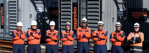 Equipe especializada Aggreko trabalhando em usinas em Soluções em Energia. 