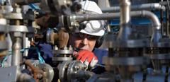 2017-01-technician-refinery-day.jpg