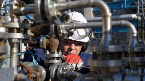2017-01-technician-refinery-day.jpg