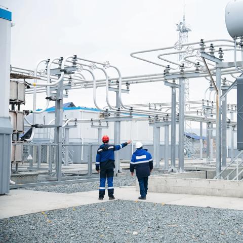 2 personnes en tenue de sécurité