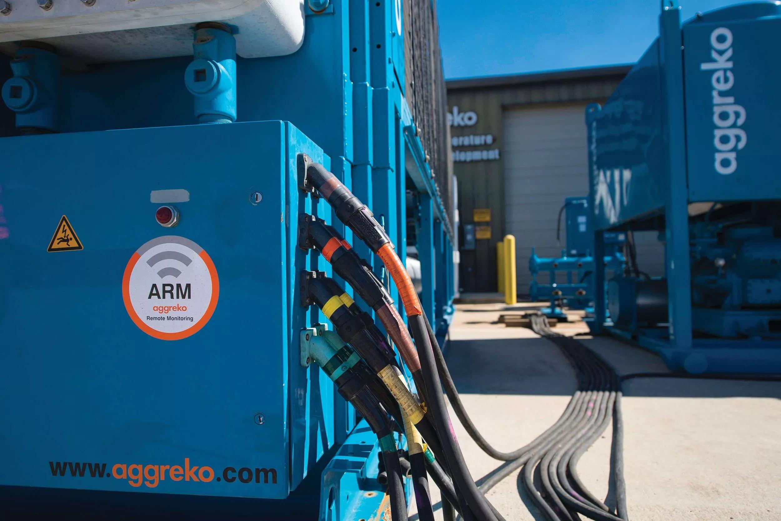 Ingenieros especializados de Aggreko monitoreando remota y personalmente.