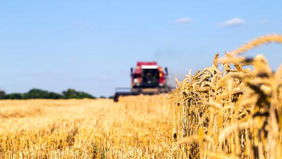 2017Jan-stock-harvesting-crop-field-tractor-food-agriculture-hero
