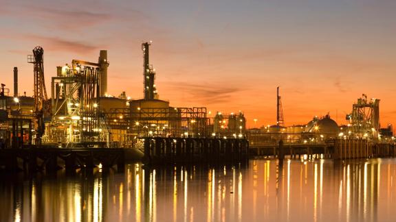 2017Jan-stock-refinery-plant-sunset-petrochemical_refining-pilot