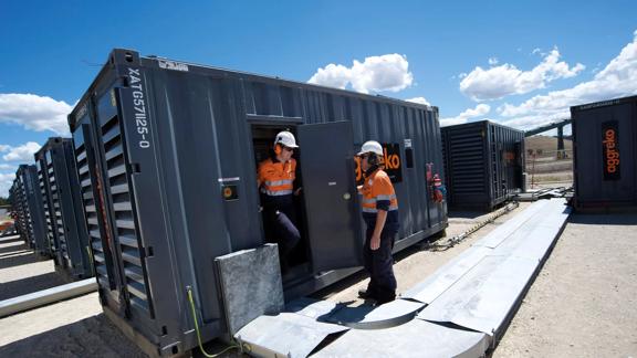 2017-01-australia-citic-generators-technician.jpg