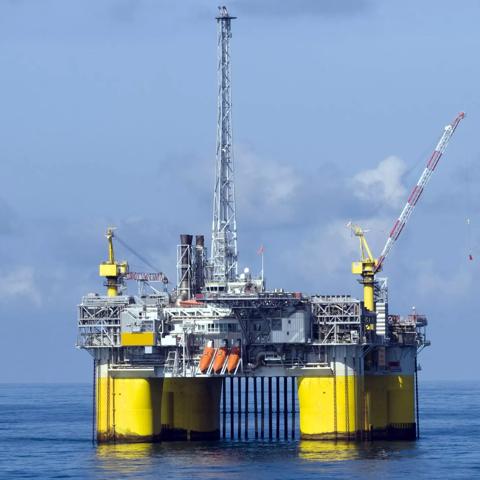 Serviços de energia para otimizar a produção offshore e reduzir custos em operações