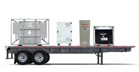Une remorque dotée de trois unités industrielles, comprenant un générateur et un boîtier de commande, disposées pour le transport.