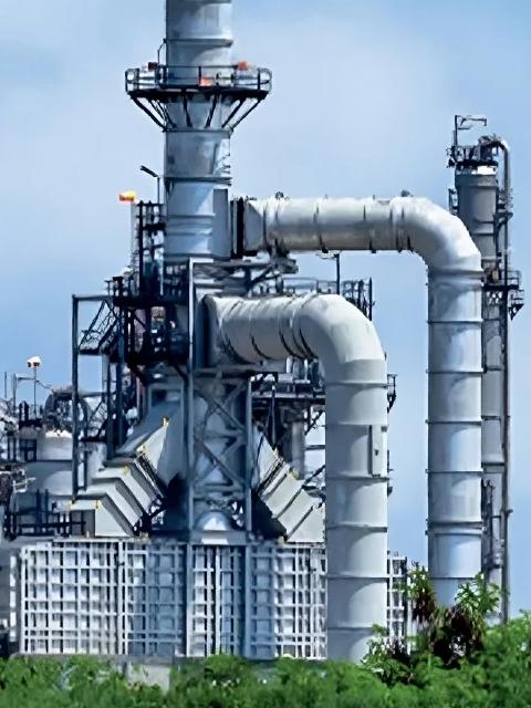 Vue d’une raffinerie pétrochimique à distance.