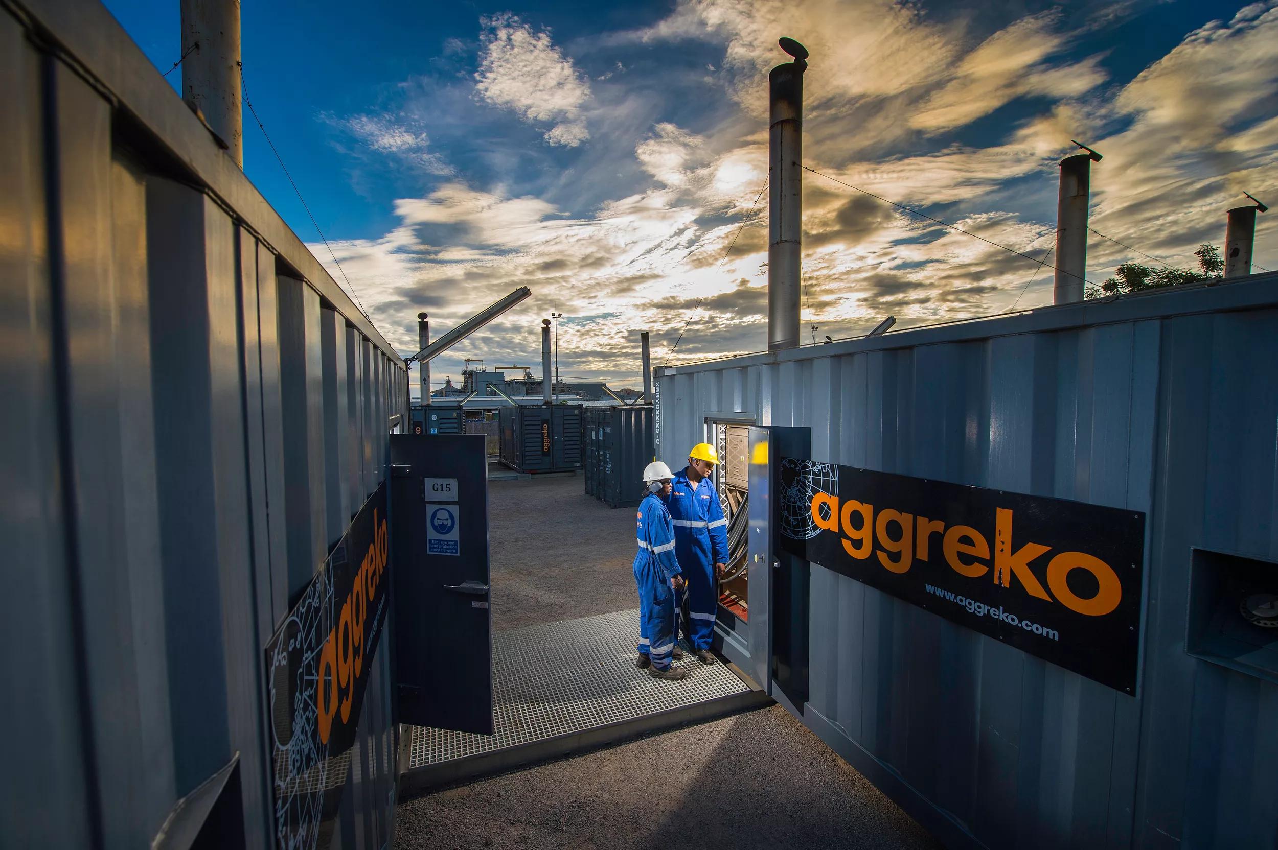Suministro de energía manipulado por un equipo especializado de Aggreko. 
