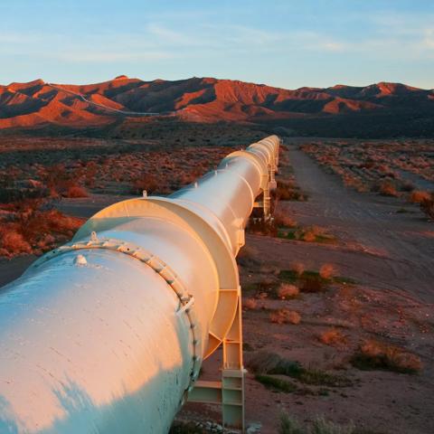 2011Jan-usa-california-pipeline-pipes-delivering-desert-oil_gas