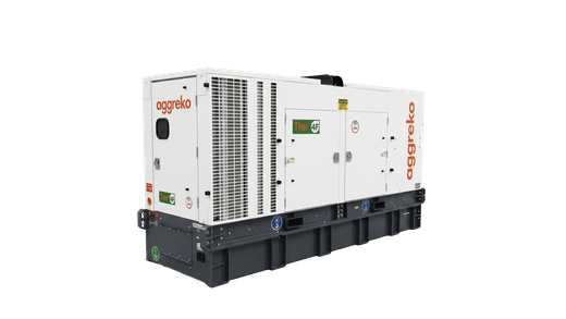 Groupe électrogène industriel Aggreko blanc Tier 4F, doté de panneaux de ventilation et d’un carénage fermé.