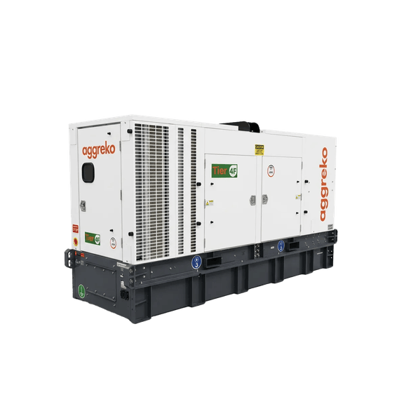 Groupe électrogène industriel Aggreko blanc Tier 4F, doté de panneaux de ventilation et d’un carénage fermé.