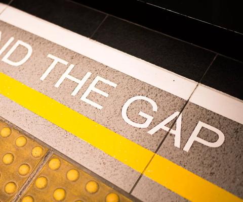 2016Jul-uk-london-underground-travel-line-platform-edge-safety-construction