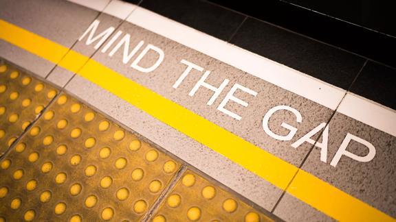 2016Jul-uk-london-underground-travel-line-platform-edge-safety-construction